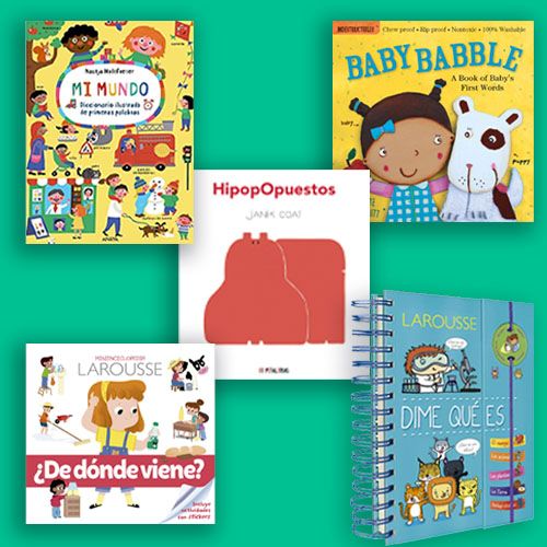 Una disposición de cinco portadas de libros infantiles sobre un fondo verde oscuro. Las portadas incluyen "Mi Mundo", "Baby Babble", "HipOpuestos", "¿De dónde viene?" y un cuaderno de espiral titulado "Dime qué es".