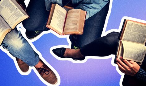 Personas leyendo en u nclub de lectura